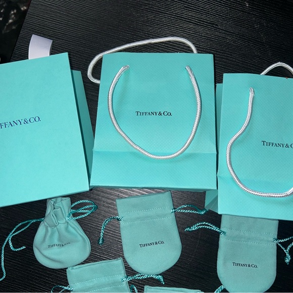 Empty Tiffany gift bags, pouches and box. - Picture 4 of 5